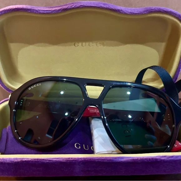 Gucci Black Aviator Sunglasses with Classic Design - Picture 3 of 8